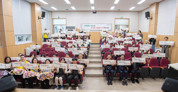 공주시가 주최한 2025년 아동학대예방의 날 기념행사에서 퍼포먼스를 진행하고 있다.[사진제공=공주시]