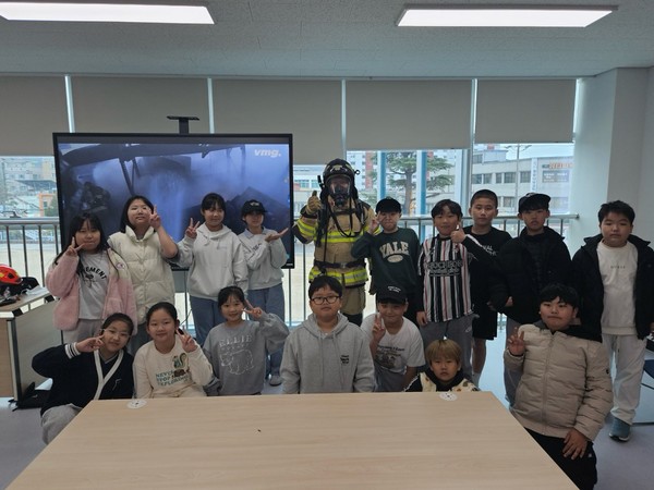 충남 서천소방서는 19일 서천초등학교 한국119청소년단을 대상으로 미래소방관 체험 및 소방안전교육을 실시했다고 밝혔다.(사진제공=서천군)