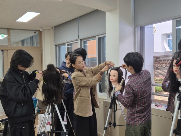 충남 서천고등학교는 백석대학교 지역혁신추진단과 연계해 K16 지역인재양성 사업의 일환으로 충남형 계약학과로 지정된 뷰티디자인과와 함께 ‘뷰티스타일리스트 교육과정'을 운영하고 있다.(사진제공=서천교육지원청)