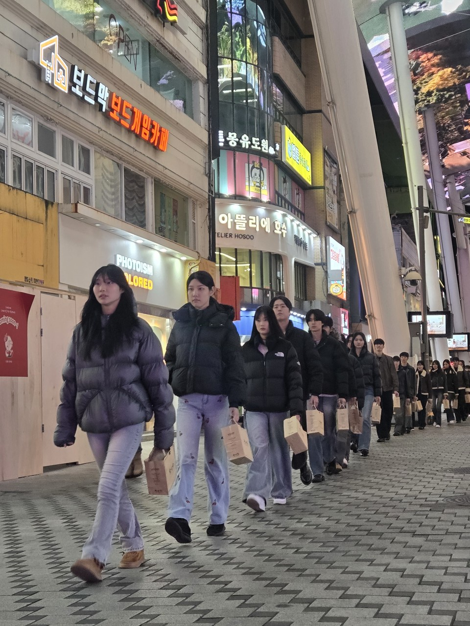 지난 18일 은행동 스카이로드에서 진행된 스트릿패션쇼 현장. (사진제공=대덕대학교)