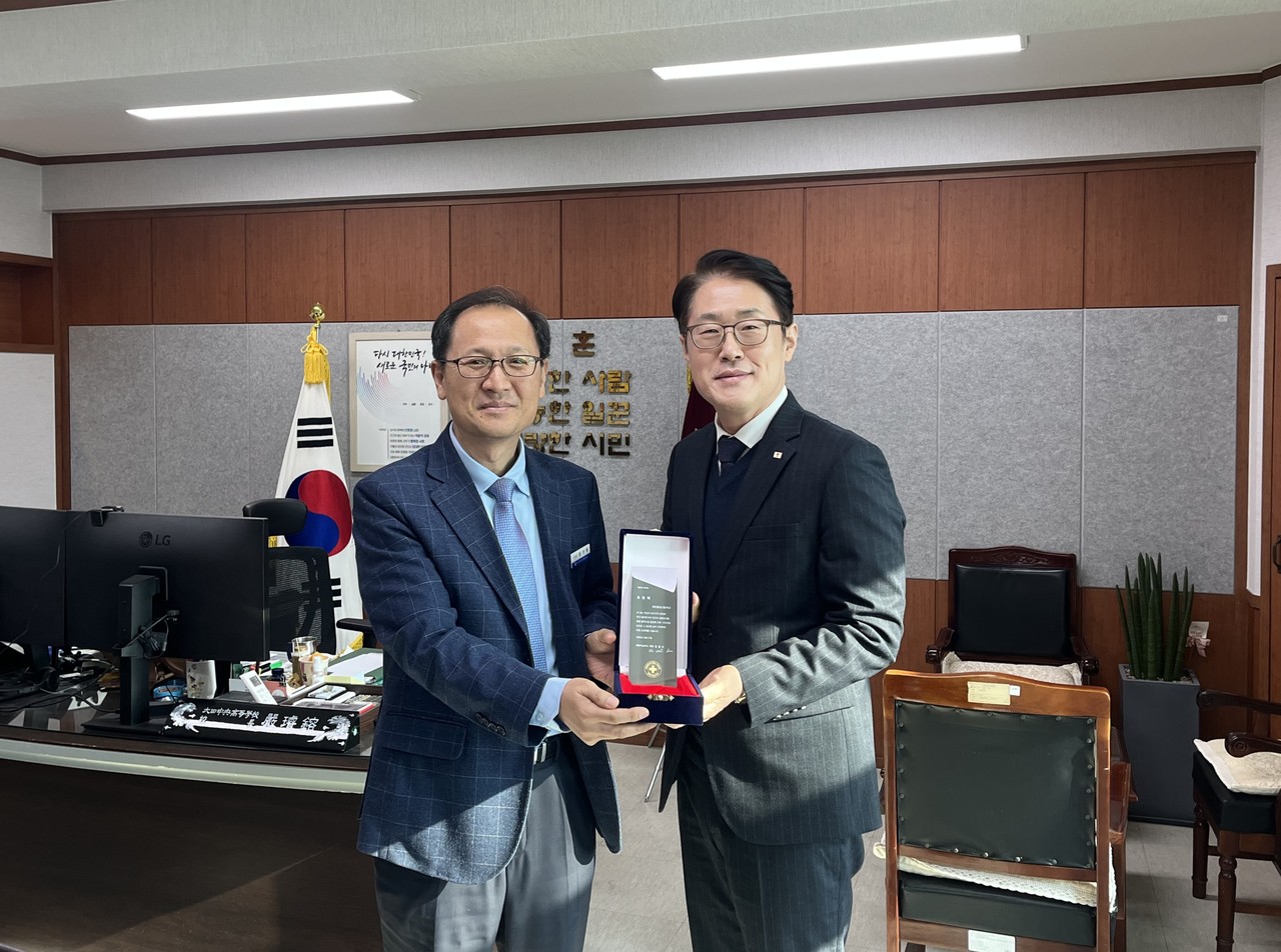 대전중앙고등학교가 20일 대한적십자사 창립 120주년 기념 회장 표창을 수상했다.(사진제공=대전세종충남혈액원)