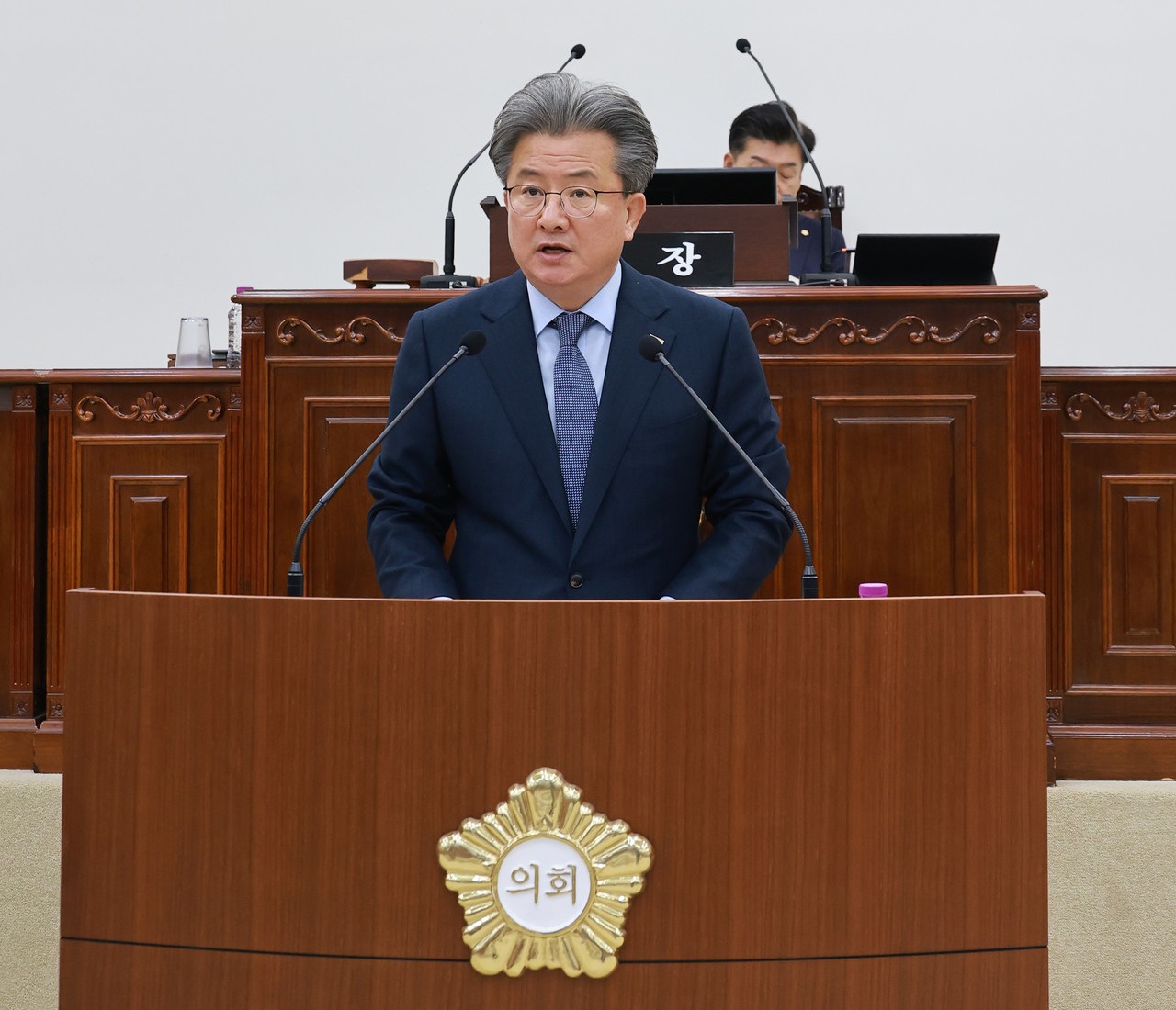 정용래 대전 유성구청장이 구정 방향에 대해 설명하고 있다. (사진제공=대전 유성구)