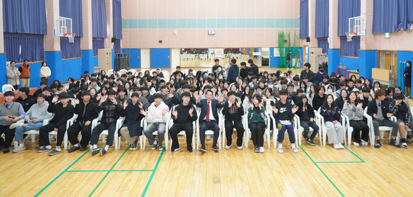 이완섭 서산시장이 20일 해미중학교에서 진로 특강을 진행 (사진제공= 서산시)