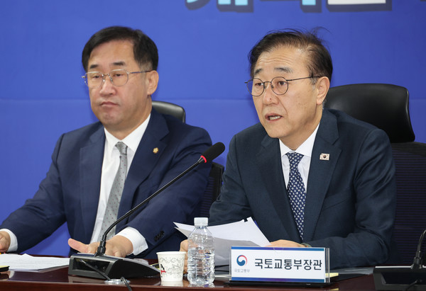 20일 서울 여의도 국회 의원회관에서 열린 더불어민주당 국토위-국토교통부 당정협의에서 김윤덕 국토교통부 장관이 발언하고 있다.[사진=연합뉴스]