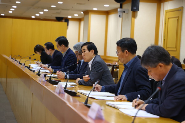 조길형 충주시장이 20일 열린 현안점검회의에서 각 부서장들에게 업무사항을 지시했다. (사진제공=충주시)