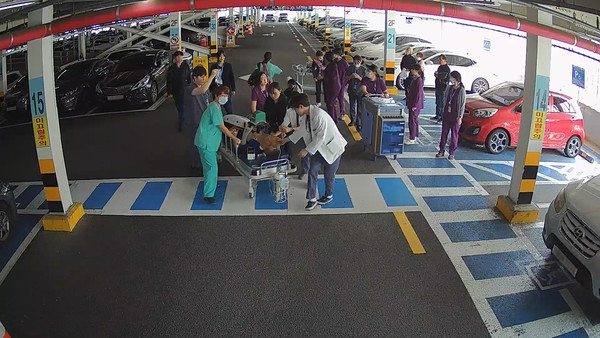 심정지환자 CPR 상황 및 응급 대응 종료 및 긴급 시술(수술)을 위해 이동하는 모습. (사진제공=단국대병원)