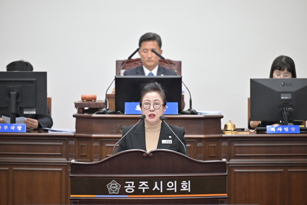 공주시의회는 20일부터 오는 12월 15일까지 26일간 제262회 제2차 정례회를 개회하고, 이어 2026년도 예산안 및 기금운용계획안에 대한 각종 안건 심의와 5분 발언에 나섰다.(사진제공=시의회 사무국, 권경운 의원 발언)