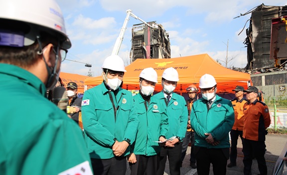 충남 천안시 풍세일반산업단지 내 이랜드 패션물류센터 화재 현장에서 진압 활동이 이어지고 있는 가운데 지역사회와 민간단체의 지원이 잇따라 소방대원들에게 큰 힘이 되고 있다.사진은 충남도의회 기획경제위원회 의원들의 20일 천안 이랜드패션 물류센터 화재 현장 방문 장면.
