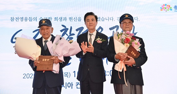 김태흠 충남도지사가 6ㆍ25 참전 유공자분들의 숭고한 희생과 헌신에 깊은 감사의 뜻을 전했다. 김 지사는 20일 홍성군 리첸시아컨벤션에서 열린 ‘6ㆍ25 참전 유공자 위안행사’에 참석해 “선배님들께서는 75년전 전쟁터에서 나라를 지켜내셨고 전쟁 이후에는 폐허가 된 땅을 다시 일구어 오늘의 자랑스러운 대한민국을 세워 주셨다”고 말했다.