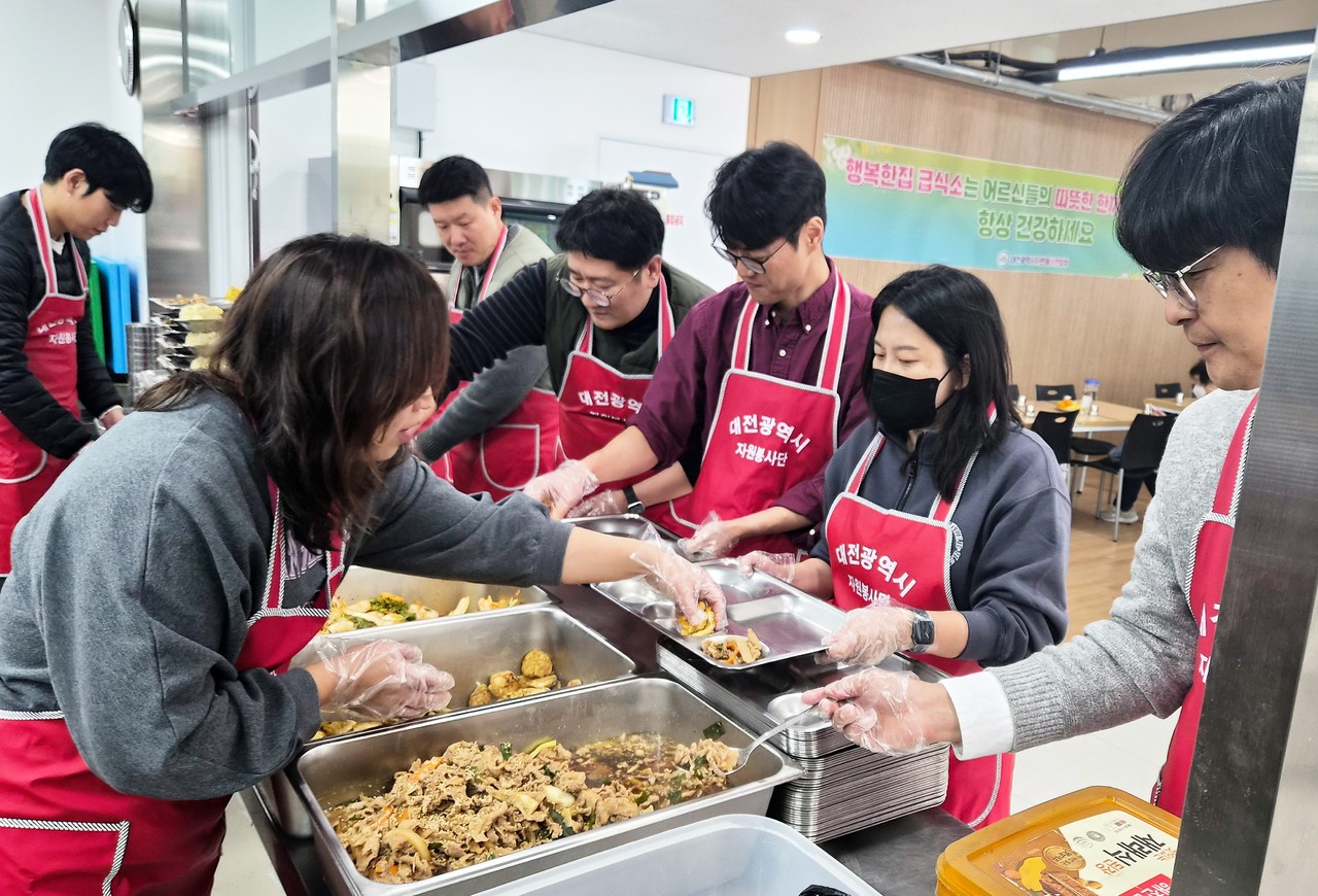 대전TP 임직원들이 어르신·장애인들을 위해 배식판에 식사를 담고 있는 모습. (사진제공=대전TP)