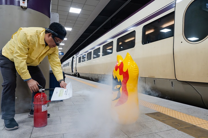 에스알은 19일 수서역에서 열차 화재와 묻지마 범죄 테러 복합 재난에 대비한 ‘비상대응 통합훈련’을 전개했다. (사진제공=SR)