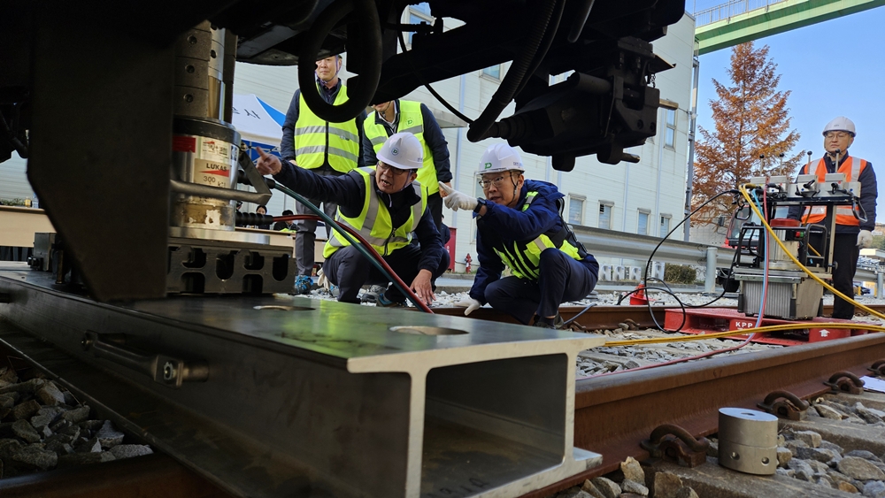 대전교통공사 이광축 사장(오른쪽 2번째)은 19일 판암차량기지에서 경영진 주관 열차 탈선 복구 훈련을 실시했다. (사진제공=대전교통공사)