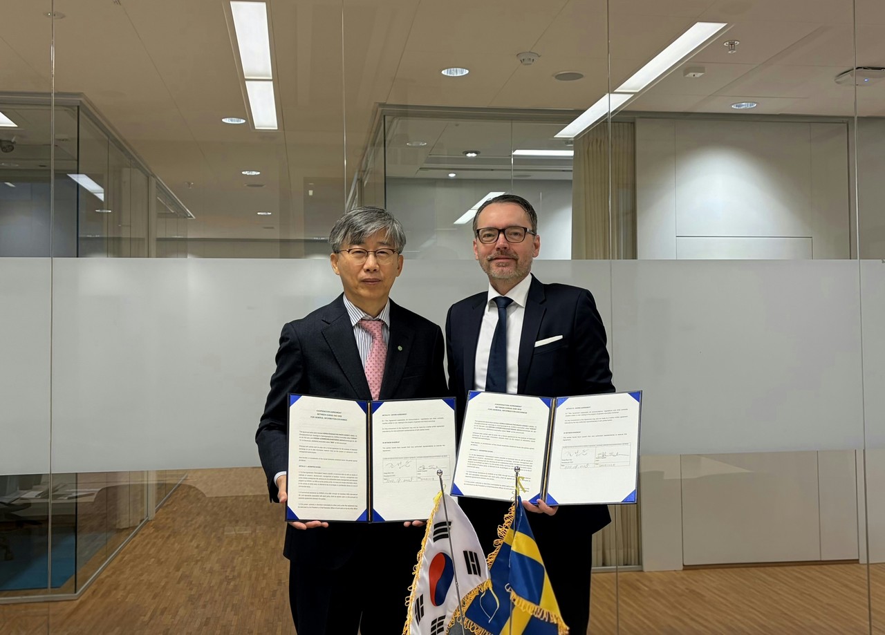 스웨덴 SKB와의 업무협약식에서 조성돈 한국원자력환경공단 이사장(왼쪽)과 스테판 잉달 스웨덴 SKB 사장(오른쪽)이 기념촬영을 하고 있다. (사진제공=한국원자력환경공단)