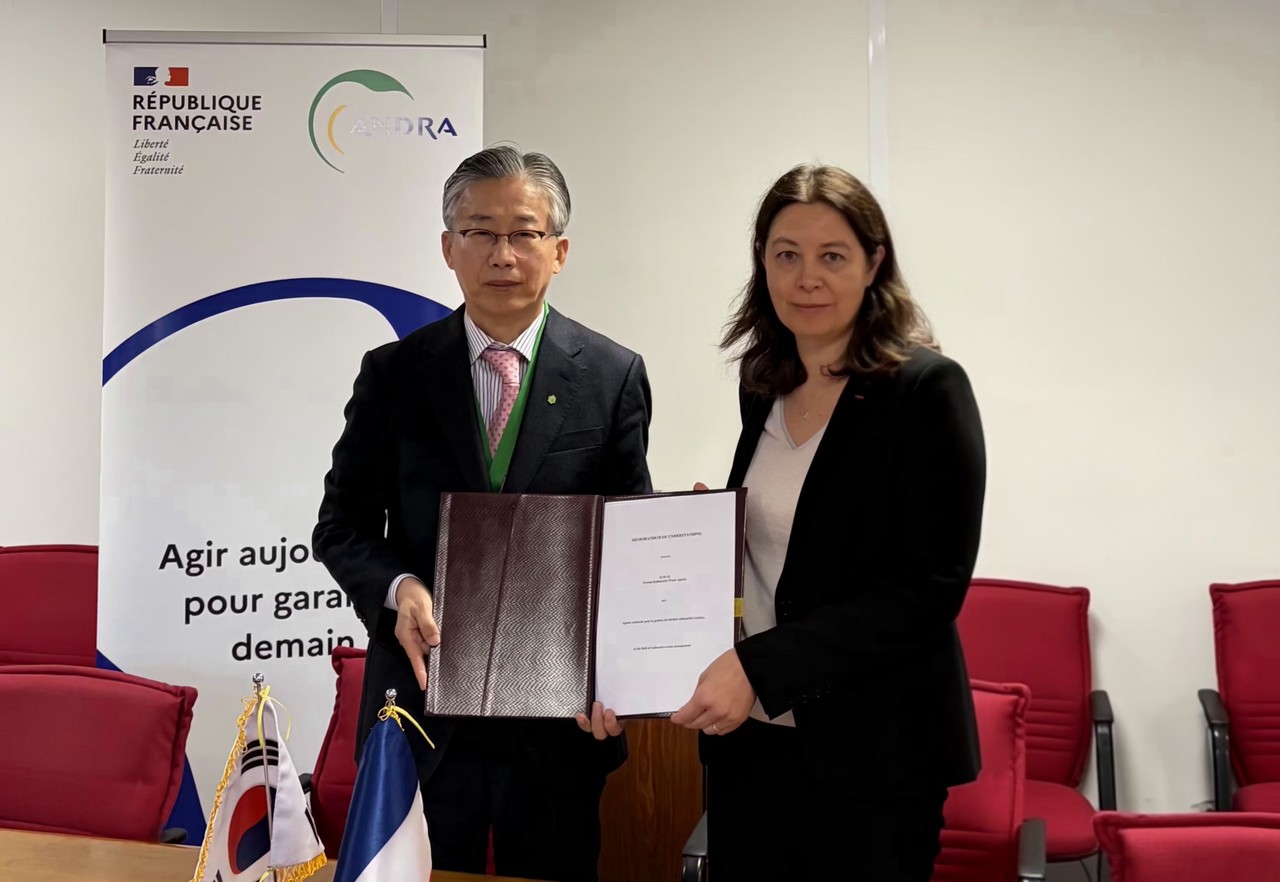 프랑스 ANDRA와의 업무협약식에서 조성돈 한국원자력환경공단 이사장(왼쪽)과 리디아 에브라르 ANDRA 기관장(오른쪽)이 기념촬영을 하고 있다. (사진제공=한국원자력환경공단)