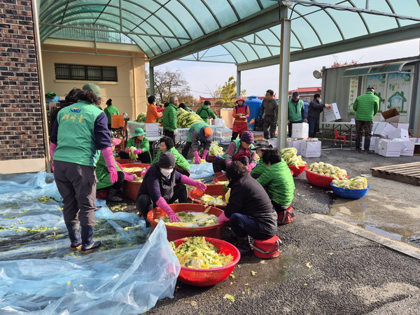옥산면 사랑의 김장 나눔 행사(사진 제공=부여군)