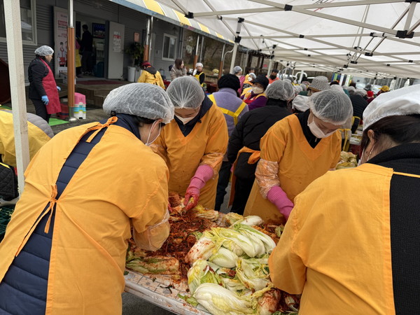 부여군시설관리공단 사랑의 김장 나눔 행사(사진 제공=부여군)