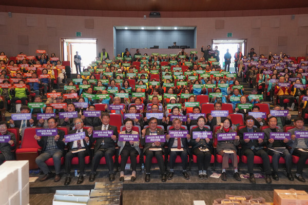 충남 서천군주민자치협의회는 지난 20일 기벌포복합문화센터에서 ‘제6회 서천군 주민자치 어울림 한마당’을 열고, 13개 읍·면 주민자치회의 1년 성과를 공유했다.(사진제공=서천군)