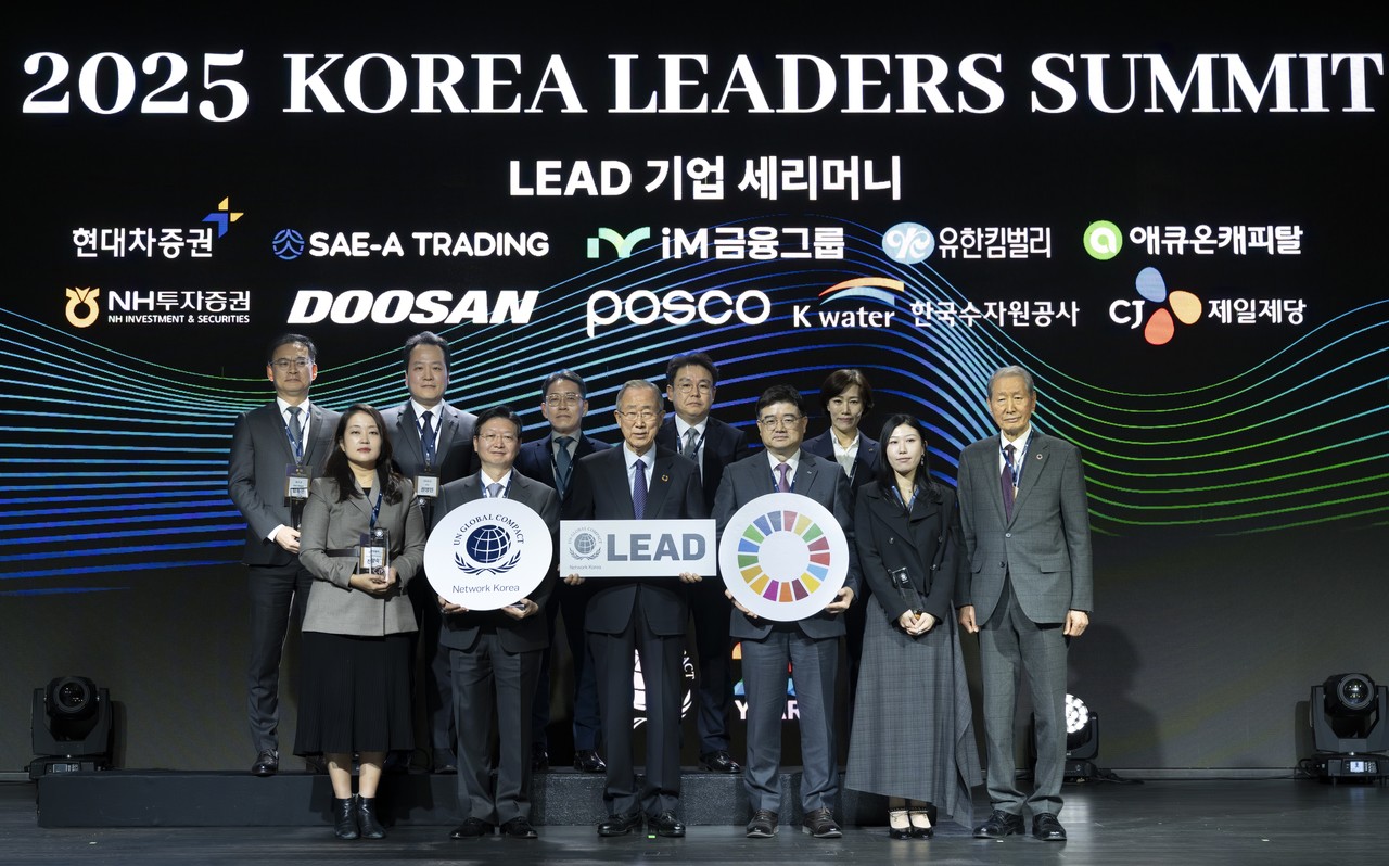 한국수자원공사가 20일 그랜드 하얏트 서울에서 개최된 ‘UNGC(유엔글로벌콤팩트) 한국협회 2025 Korea Leaders Summit’에서 ‘LEAD(리드) 그룹’에 선정됐다. 이번에 선정된 LEAD 그룹은 UNGC 한국협회 369개 회원사 중 ESG 및 지속가능경영을 선도하고 UN SDGs(지속가능발전목표) 달성에 실질적으로 기여한 상위 10개 기업에만 부여되는 자격으로, 한국수자원공사는 공공부문에서 유일하게 이름을 올렸다. (사진제공=수공)