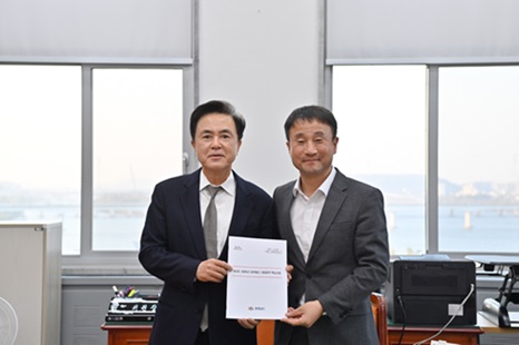 내년 정부예산안에 대한 국회 심의가 진행 중인 가운데 김태흠 지사가 증액 반영이 필요한 도정의 핵심 사업을 들고 국회를 찾았다. 사진은 한병도 예결위원장.​​​​​​​[사진 제공= 충남도]​​​​​​​