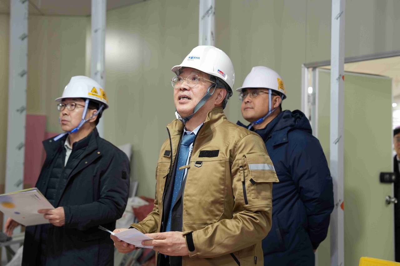 코레일유통 박정현 대표(가운데)가 철도역에 상업시설 공사 현장을 점검하고 있다. (사진제공=코레일유통)