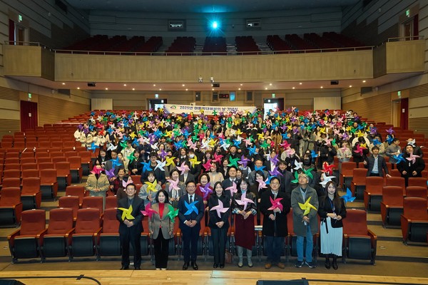 천안시가 21일 아동학대예방의 날 기념식에서 바람개비 퍼포먼스를 하고 있다.(사진제공=천안시)