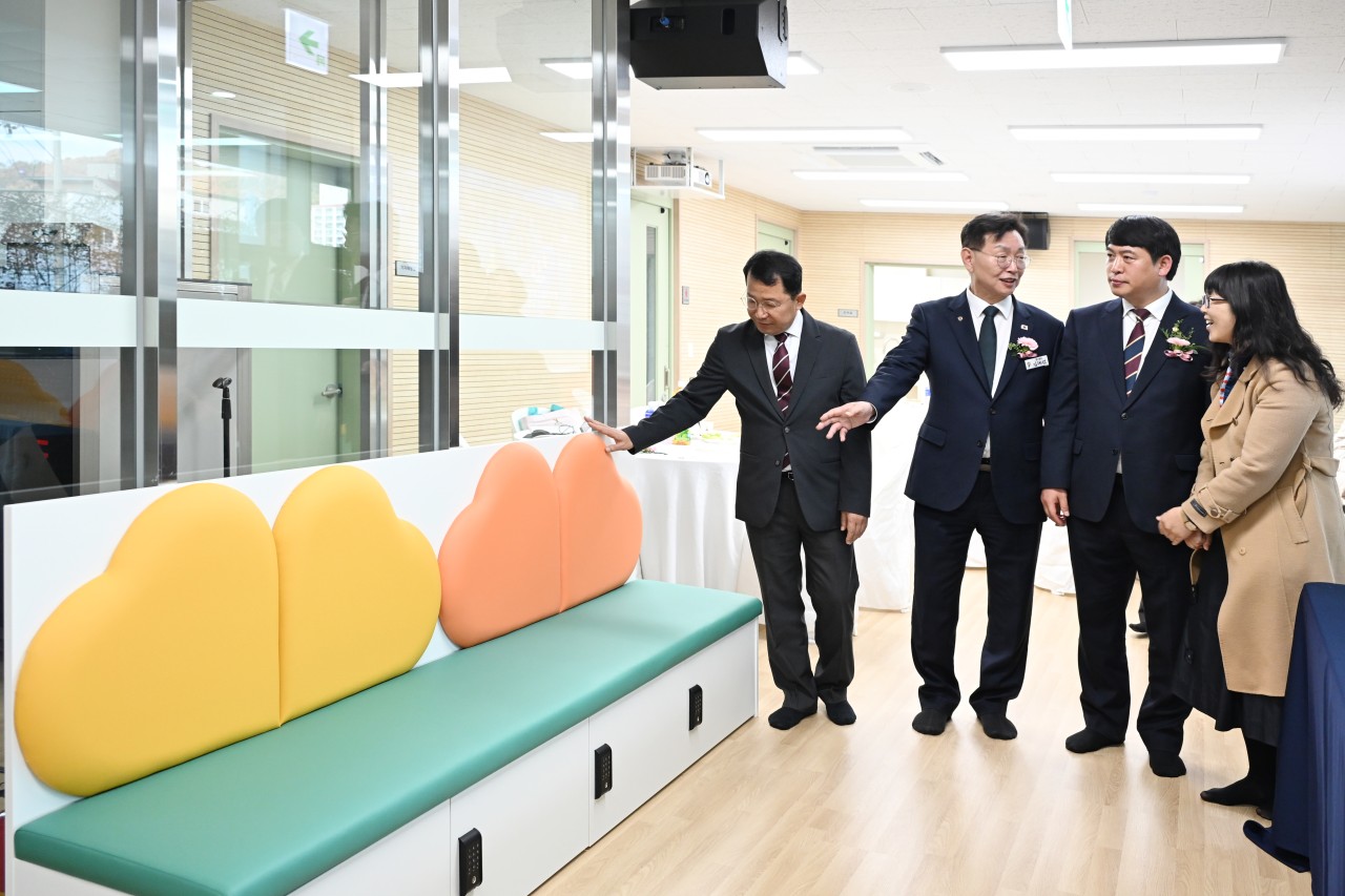 다함께돌봄센터 석교1호점 시설을 살펴보고 있는 김제선 중구청장(왼쪽에서 두 번째)의 모습. (사진제공=대전 중구)