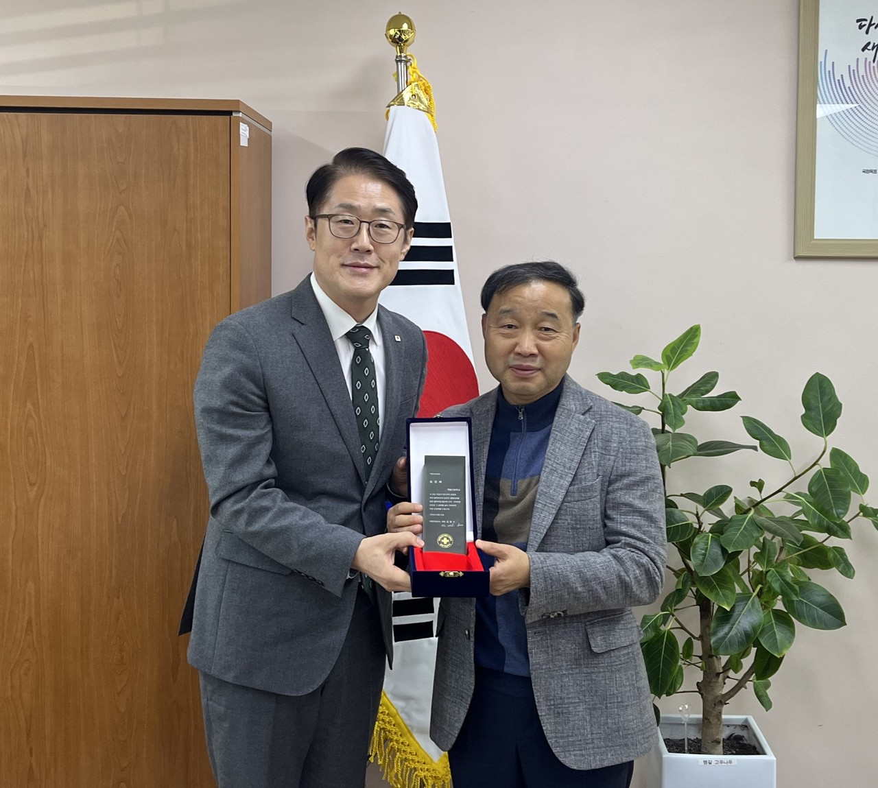 한솔고등학교가 21일 대한적십자사 창립 120주년 기념 회장 표창을 수상했다.(사진제공=대전세종충남혈액원)