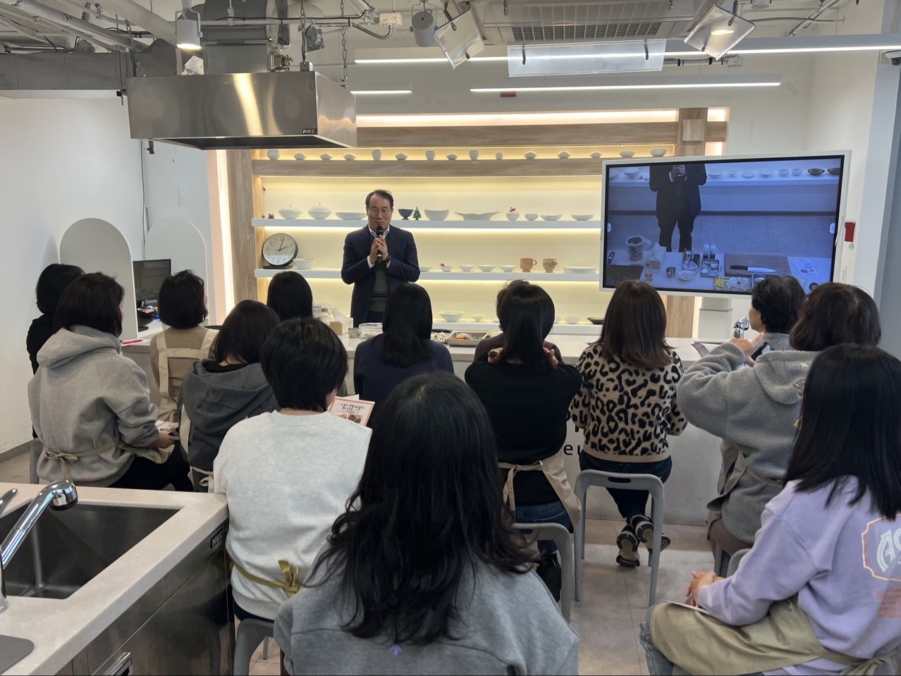 한국산림복지진흥원과 한식진흥원이 20일부터 21일까지 한식문화공간 이음에서 가을 임산물 ‘더덕’ 활용 산림치유음식 쿠킹클래스를 운영했다.(사진제공=산림복지진흥원)