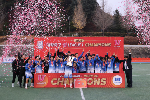 우승을 차지한 축구부가 기념 촬영을 했다.(사진제공=단국대)