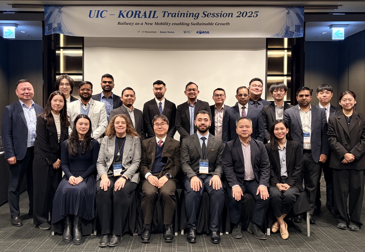 ‘국제철도연맹(UIC) 아시아·태평양 지역 회원국 초청연수’ 참석자들이 기념사진을 촬영하고 있다. (사진제공=코레일)