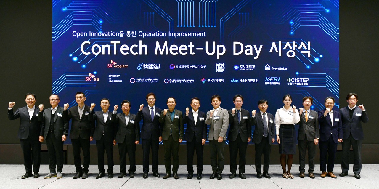 21일 개최된‘제6회 ConTech Meet-Up Day’시상식에서 단체사진을 촬영하고 있다. 사진은 (왼쪽부터) 고레로보틱스 대표 이동민, 서울창조경제혁신센터 대표이사 이영근, 호서대학교 창업중심대학사업단장 박승범, 에이치앤더블유 대표 김종서, 한남대학교 산학연구부총장 김인섭, SK증권 사장 전우종, 세프라텍 CFO 박용진, SK에코플랜트 사장 김영식, 미스릴 대표 조정현, 연구개발특구진흥재단 이사장 정희권, 충남지방중소벤처기업청 청장 김윤우, 투피트 대표 장혜민, 서울대학교 창업지원단장 강건욱, 카본밸류 대표 고덕수. (사진제공=특구재단)