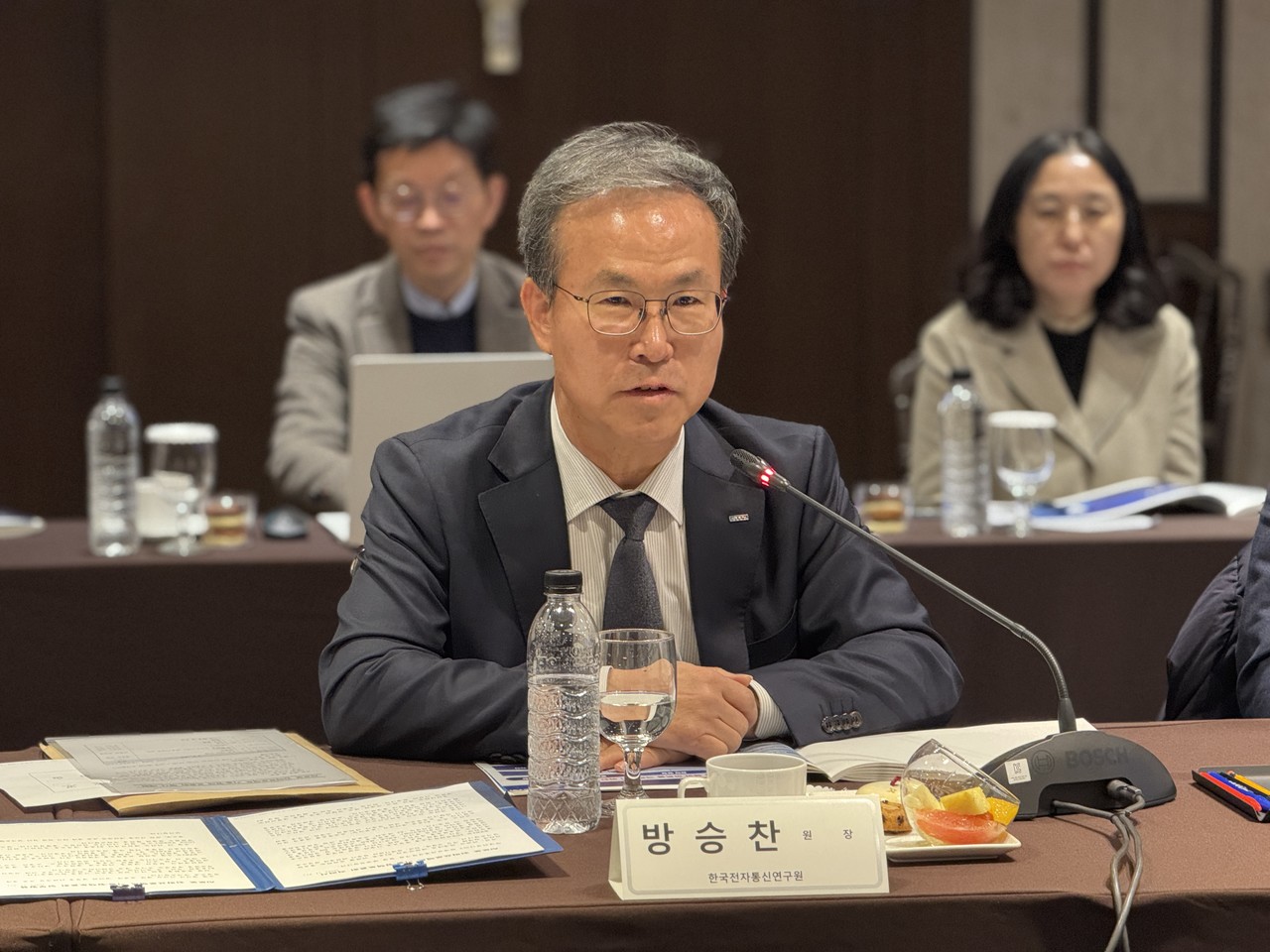 ETRI 방승찬 원장이 21일 서울 양재 엘타워에서 열린 AI로봇 전략프로젝트 기술-정책 토론회에서 발언하고 있다. (사진제공=ETRI)