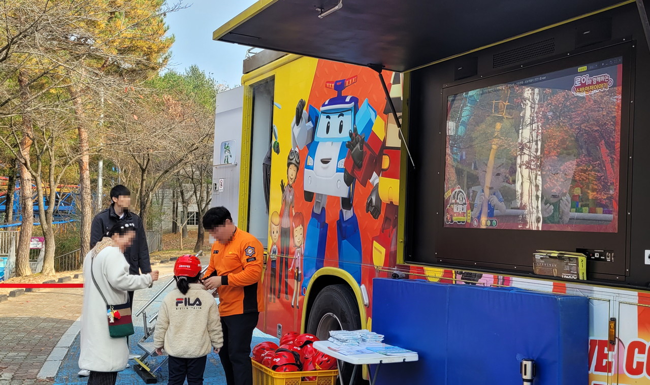 대전오월드는 관람객과 함께 안전체험 프로그램을 진행했다. (사진제공=대전도시공사)