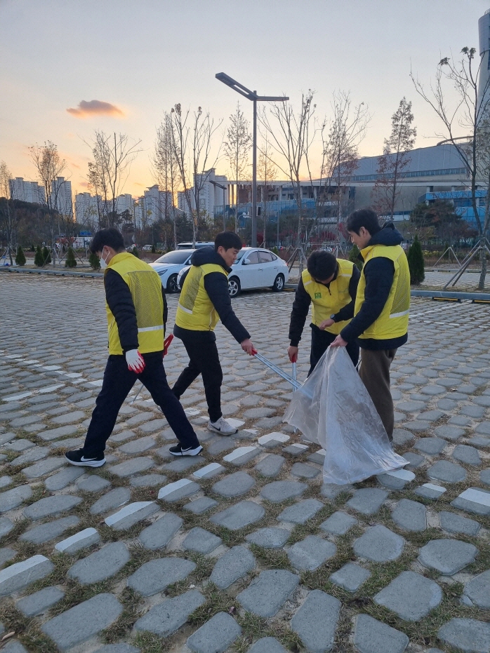 18일 대전도시공사 도안크린넷사업소 직원들이 갑천생태호수공원에서 환경정화 봉사활동을 진행하고 있다. (사진제공=대전도시공사)