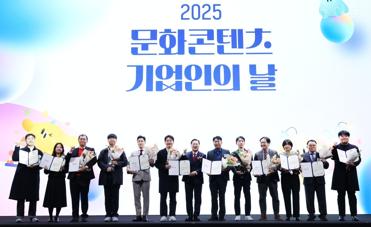 대전시는 지역 콘텐츠산업의 올해 성과를 공유하고 업계간 교류 강화를 위해 21일 호텔ICC에서 '2025 대전 문화콘텐츠 기업인의 날' 행사를 가졌다고 밝혔다. 행사는 '콘텐츠로 하나 되는 대전, 미래를 연결하다'를 주제로 콘텐츠산업 발전 유공자 24명 표창, 축하공연, 네트워킹 만찬 등이 진행됐다. 이장우 시장은 “대전은 과학기술도시의 위상을 넘어 콘텐츠로 세계와 소통하는 창의도시로 도약하고 있다”며 “창작자와 기업이 함께 성장할 수 있는 생태계를 조성하고, 대전이 콘텐츠 산업의 중심 도시로 우뚝 설 수 있도록 지원하겠다”고 말했다.