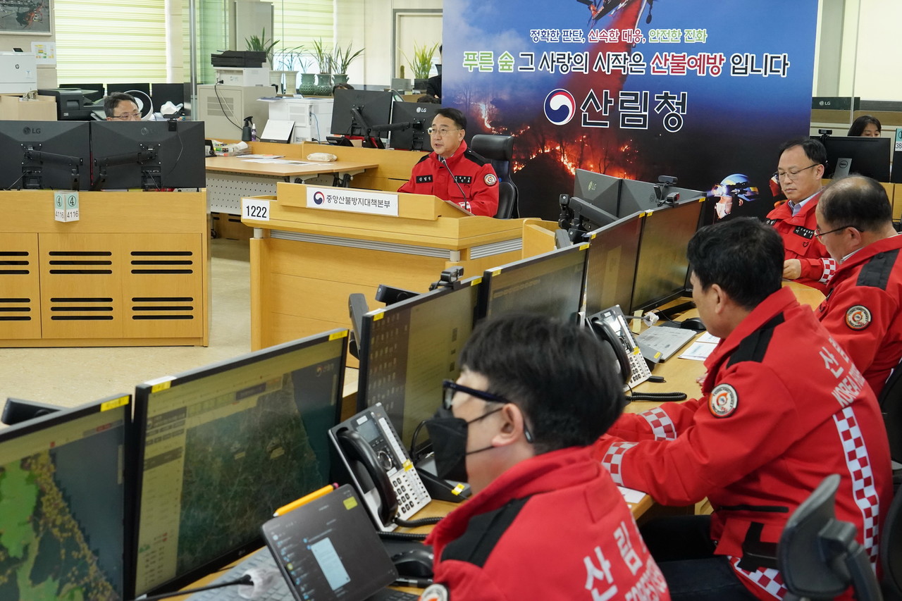 김인호 산림청장이 지난 21일 중앙산불방지대책본부에서 지방산림청·산림항공본부 등 관계기관과 산불 초기대응 상황을 점검하고 향후 대응 방안을 논의했다. 김 청장은 “건조한 날씨로 산불 위험이 높다”며 주말 예방 활동 강화와 철저한 대비를 주문했다. 이와 함께 회의 전에는 강원 인제 산불 현장을 찾아 진화 상황을 직접 확인했다. [사진제공=산림청]