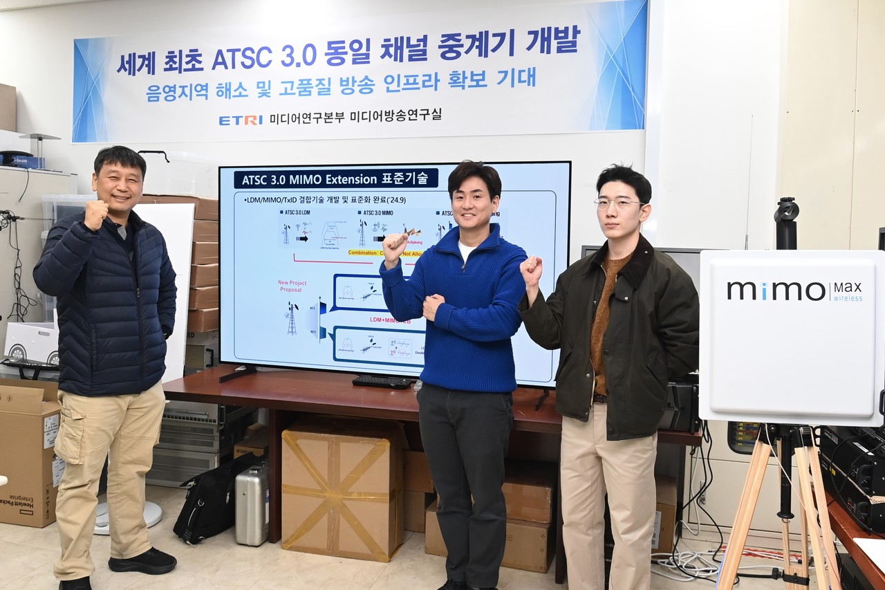 ATSC 3.0 기반의 MIMO 기술, LDM 기술 등을 개발한 ETRI (왼쪽부터)박성익 박사, 권선형 박사, 안성준 박사가 기념사진을 촬영하고 있다. (사진제공=ETRI)