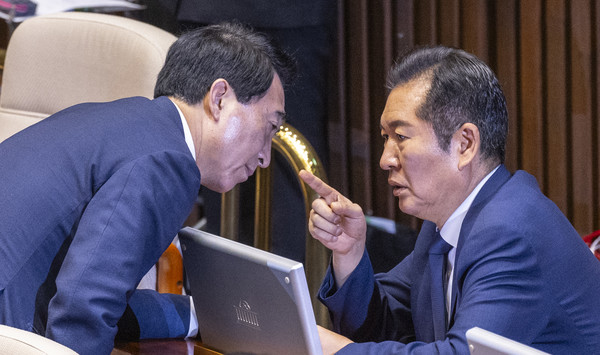 더불어민주당 정청래 대표가 10일 서울 여의도 국회 본회의에서 열린 국민의힘 송언석 원내대표의 교섭단체 대표 연설을 듣다 박수현 수석대변인과 심각히 대화하고 있다. [사진=연합뉴스]