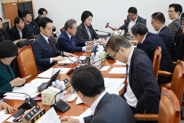 국회에서 열린 예산결산특별위원회 예산안 조정소위원회에서 한병도 소위원장이 회의를 주재하고 있다. [사진=연합뉴스]