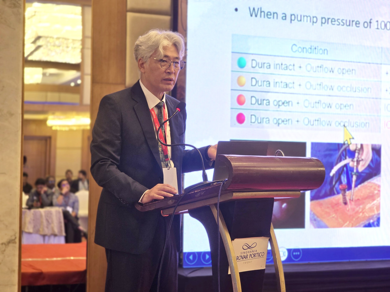 박철웅 원장이 요추·흉추·경추 영역의 일괄 감압술, 척추 종양 및 일괄 절제술, 추간판절제술·추체간유합술 등 수술 사례와 차료결과를 발표하고 있다. (사진제공=대전우리병원)