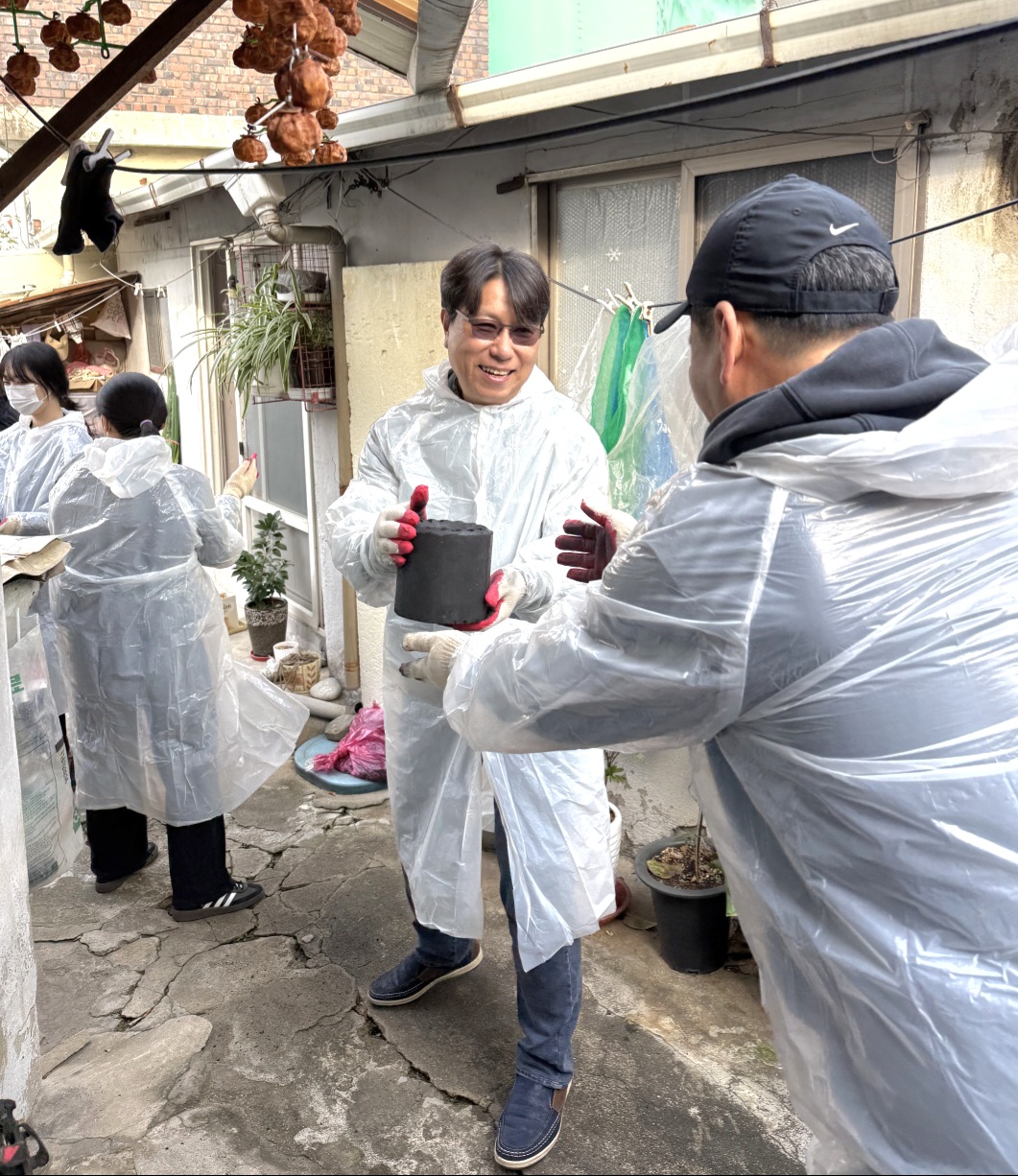 23일 대전우리병원 박우민 병원장이 대전 동구 성남동 쪽방촌에서 연탄 나눔 봉사활동을 진행하는 모습.