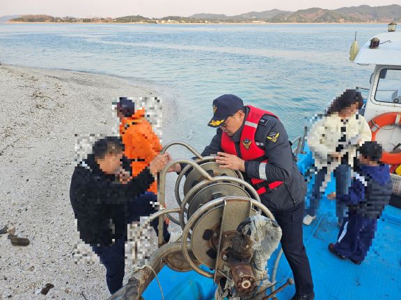 태안해경, 인근 선박 이용 고립자 3명 구조하는 모습    (사진제공=태안해경)