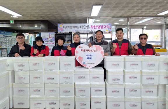 사단법인 따숨 자원봉사단 김치 기탁식 (사진제공=태안읍)