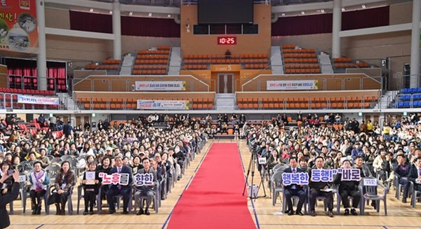 김태흠 충남도지사가 고령화 사회를 떠받치고 있는 재가 장기요양기관과 종사자들의 노고를 격려하고 감사의 뜻을 전했다. 김 지사는 22일 예산군 윤봉길 체육관에서 열린 ‘제1회 충남 장기요양인 한마음 축제’에 참석해 “올해 1회 행사를 시작으로 종사자 분들의 노고를 기리고, 활동도 적극 지원해 나가겠다”고 격려했다.