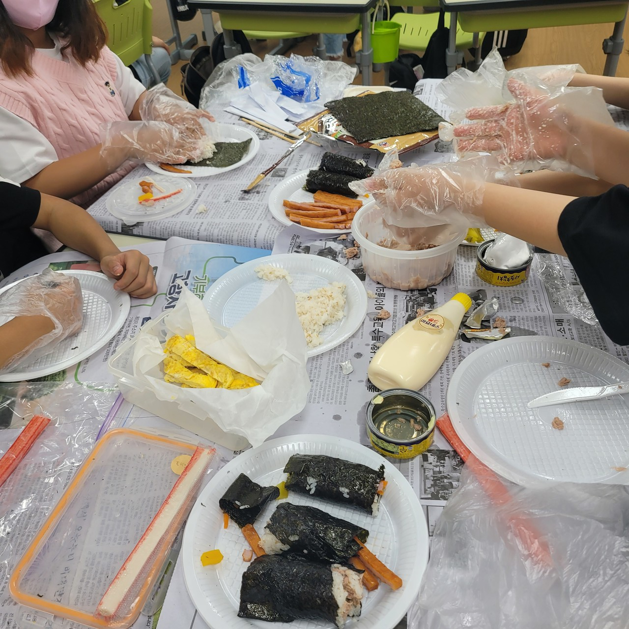 대전천동초등학교 다누리 학생동아리가 다양한 나라의 음식을 만들고 있다. (사진제공=대전교육청)