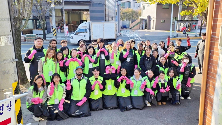 대전시사회서비스원 소속 대전시 외국인주민 통합지원센터와 외국인 주민 봉사단 '디투게더'(D-together)가 동구 천동 일대 에너지 취약계층을 대상으로 연탄 나눔 봉사활동을 진행한 뒤 기념 촬영을 하고 있다. (사진제공=대전시사회서비스원)