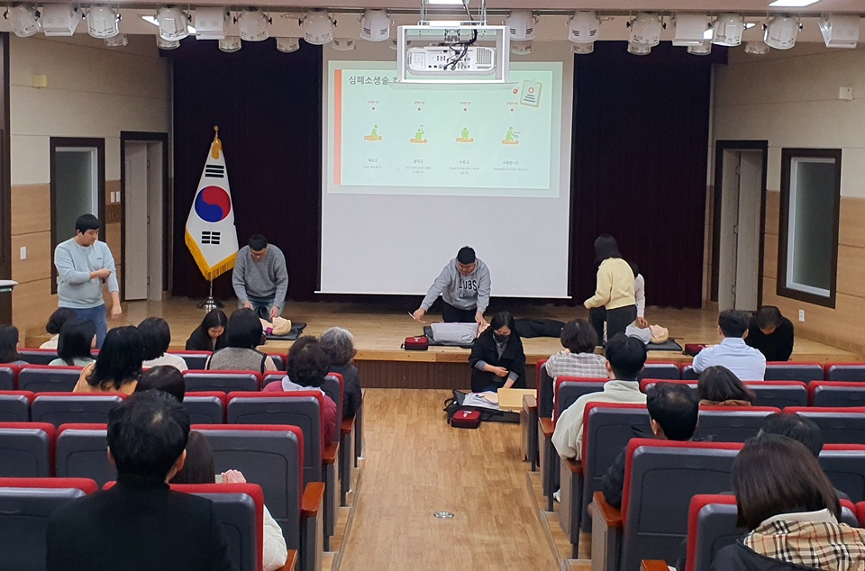 지난 20일,  마네킹으로 CPR실습에 집중하고 있는 교직원들의 모습(사진제공=아산교육청)