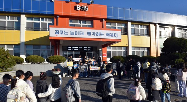 불조심 강조의 달 맞아 부여소방서119청소년단과 화재예방 캠페인 실시(사진 제공=부여소방서)