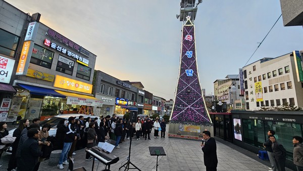 영동군은 지난 23일 영동읍 삼일공원에서 ‘2025년 성탄트리 점등식’을 개최했다. (사진제공=영동군)