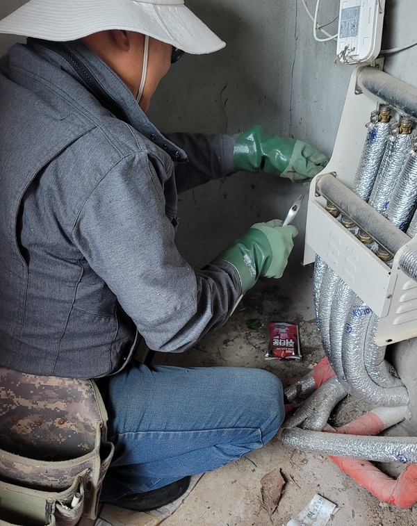 영동군 용화면 지역사회보장협의체가 24일 저소득 장애인 및 거동이 불편한 어르신들을 위해 겨울철 보일러 배관 청소 지원사업을 실시했다. (사진제공=영동군)